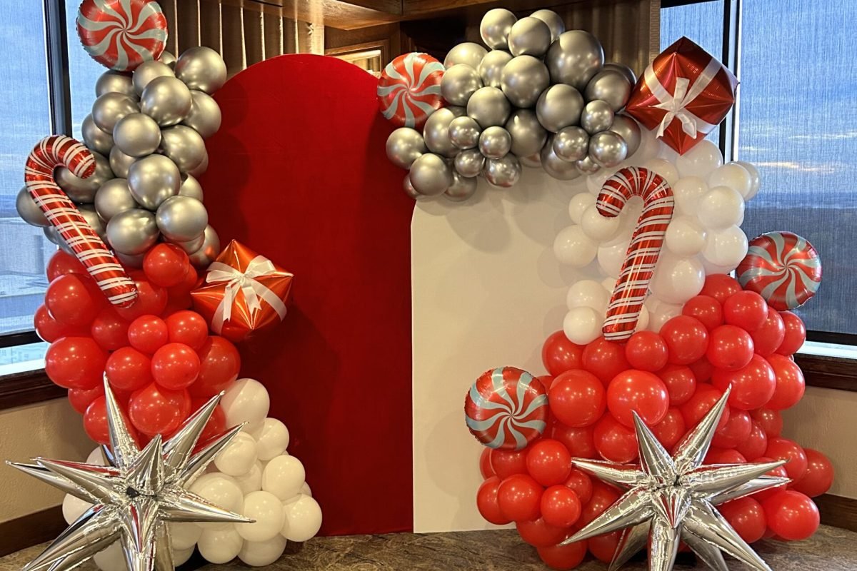 Frame your event in style with beautiful balloon columns.