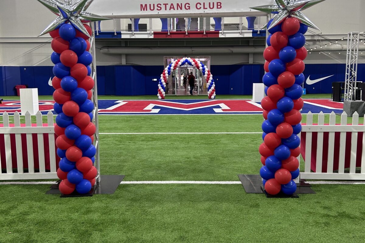 blue-red-spiral-balloon-columns